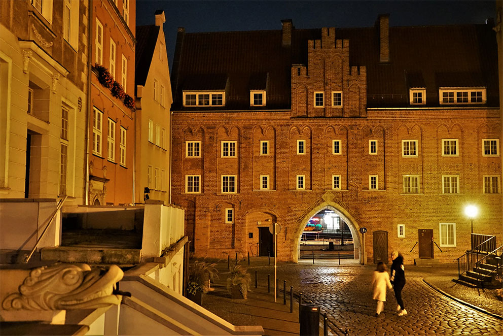 Danzig bei Nacht am 27.10.2021. Brotbänkentor (poln. Brama Chlebnicka), 14. Jahrhundert 