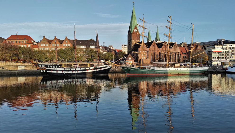 Bremen an der Weser. Der Blick auf die Schlachte an einem sonnigen Novembernachmittag
