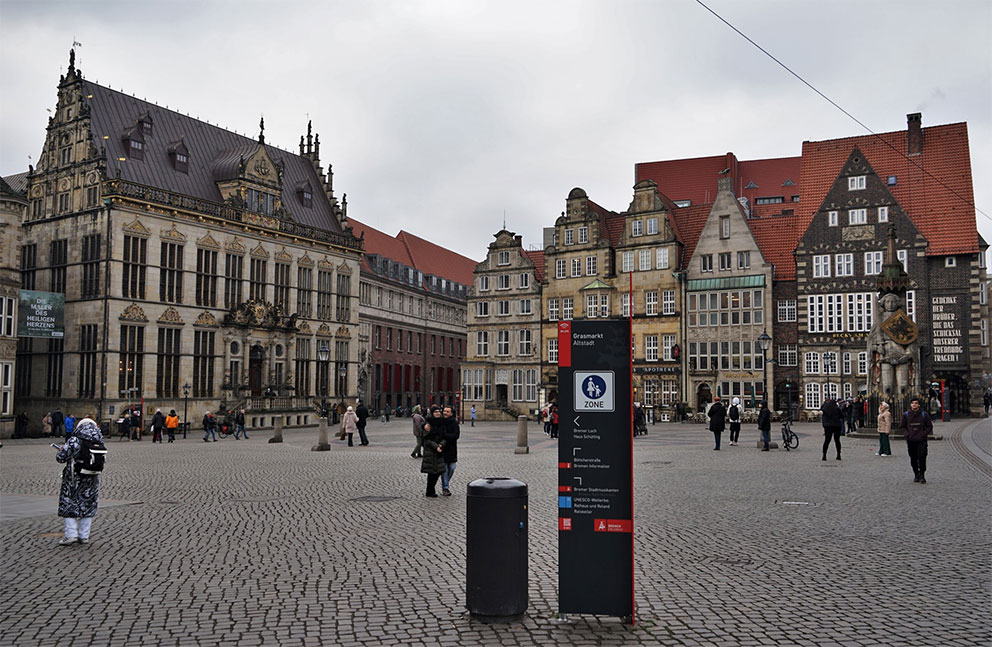 Bremer Marktplatz. Eine der 96 neuen Info-Stelen in Bremen mit einer Web-App. Das 145.000 Euro gekostete neue Infosystem wurde durch das Aktionsprogramm Innenstadt finanziert.